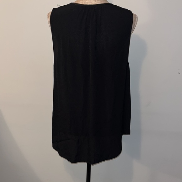 Madewell Black.  Excellent condition.
Sleeveless Keyhole Blouse Large - Picture 4 of 6